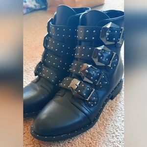 SUPER CUTE Bamboo Closet ankle boots